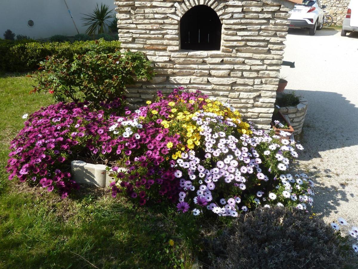 Le Gite De Lolivier En Provence Aramon Esterno foto