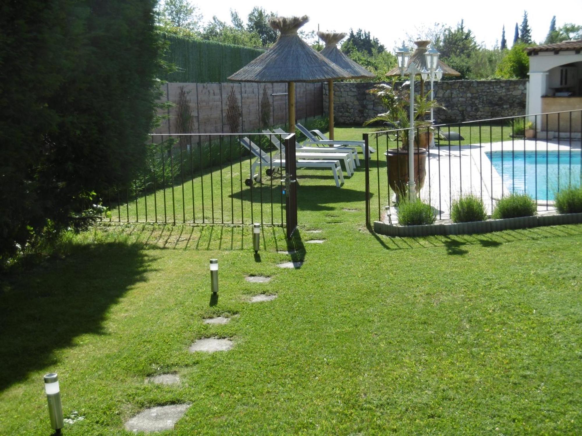 Le Gite De Lolivier En Provence Aramon Esterno foto